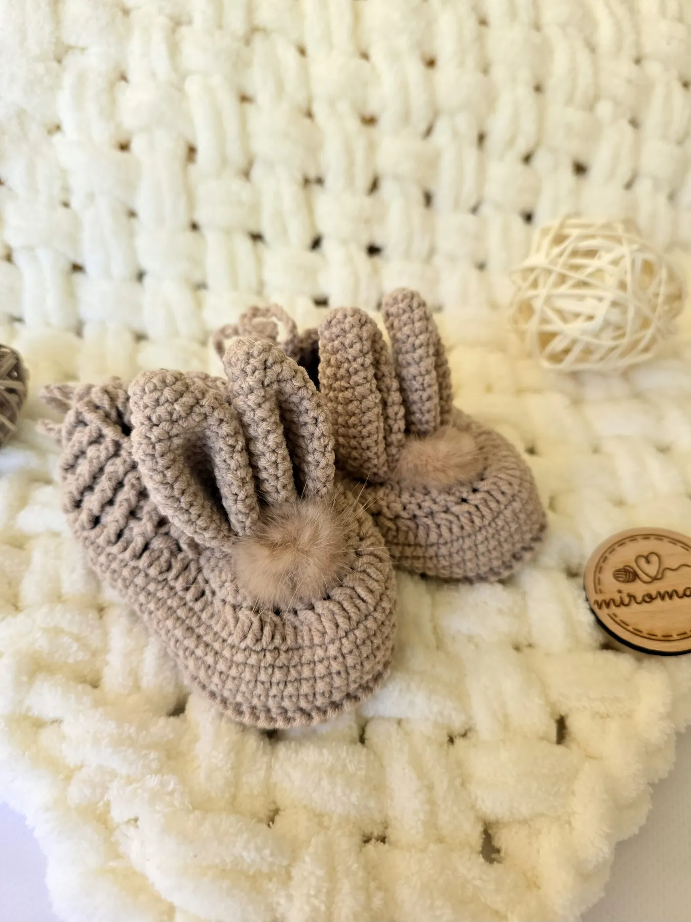 Gehäkelte Babyschuhe Handgemacht | Beige Hasen-Finkli mit Puschel