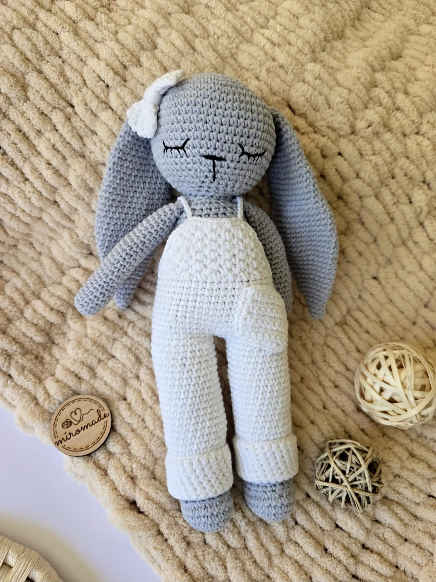 Gehäkeltes Kuscheltier Handgemacht Hase | Amigurumi Langohr in weisser Latzhose