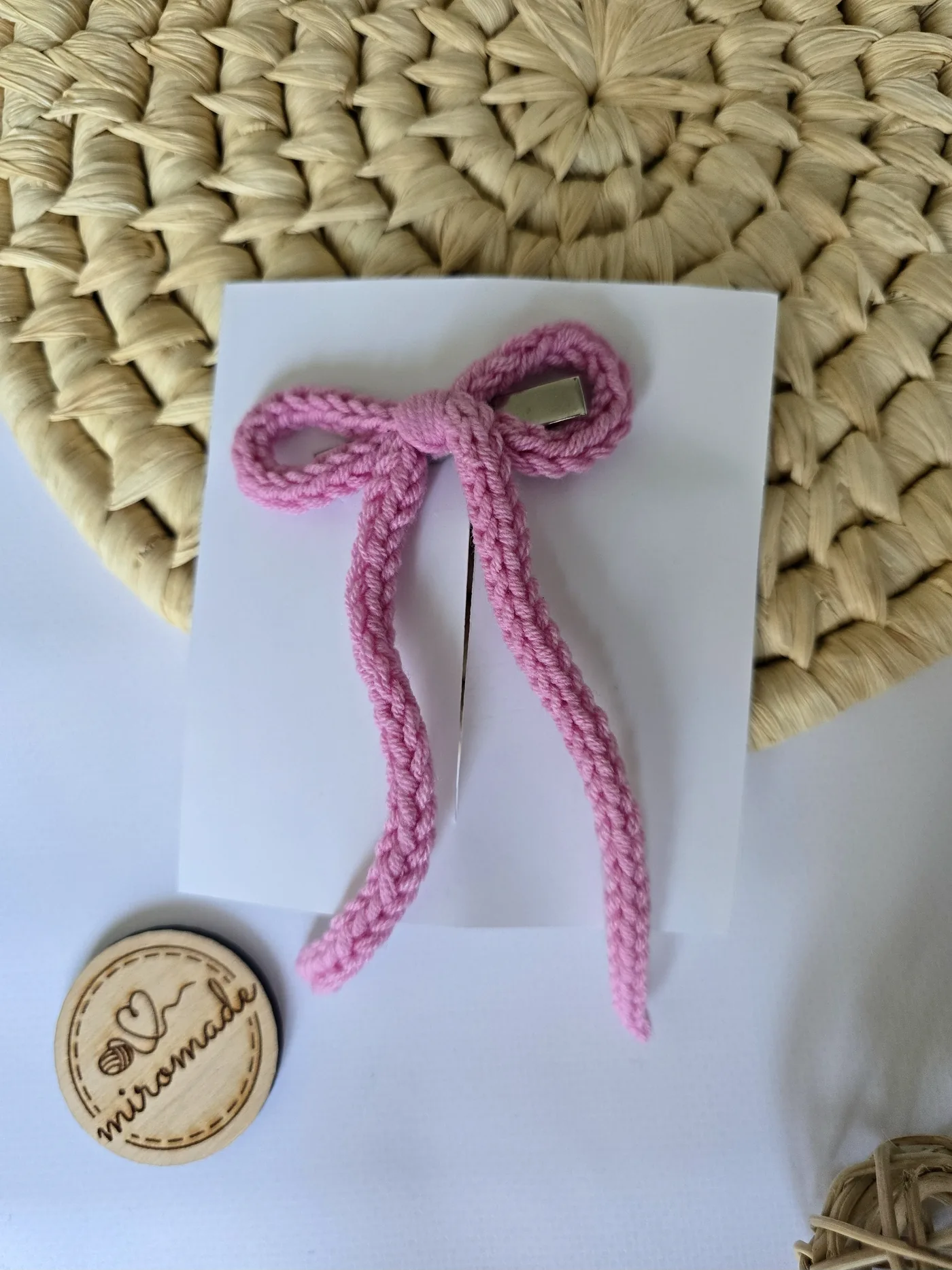 Grosse gehäkelte Haarschleife in Rosa mit langen Bändern auf Haarspange