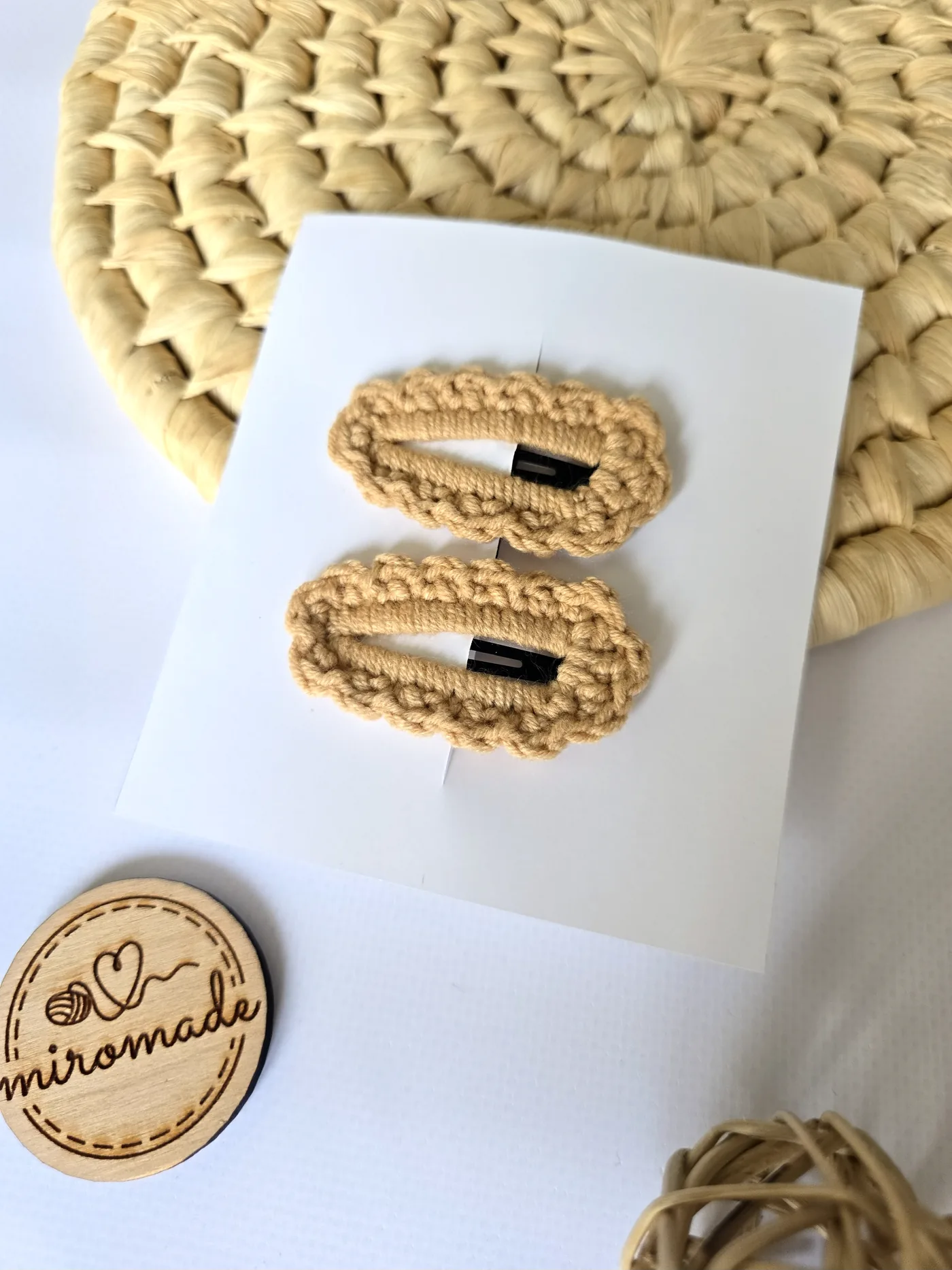 Zwei schlichte gehäkelte Haarspangen in Beige