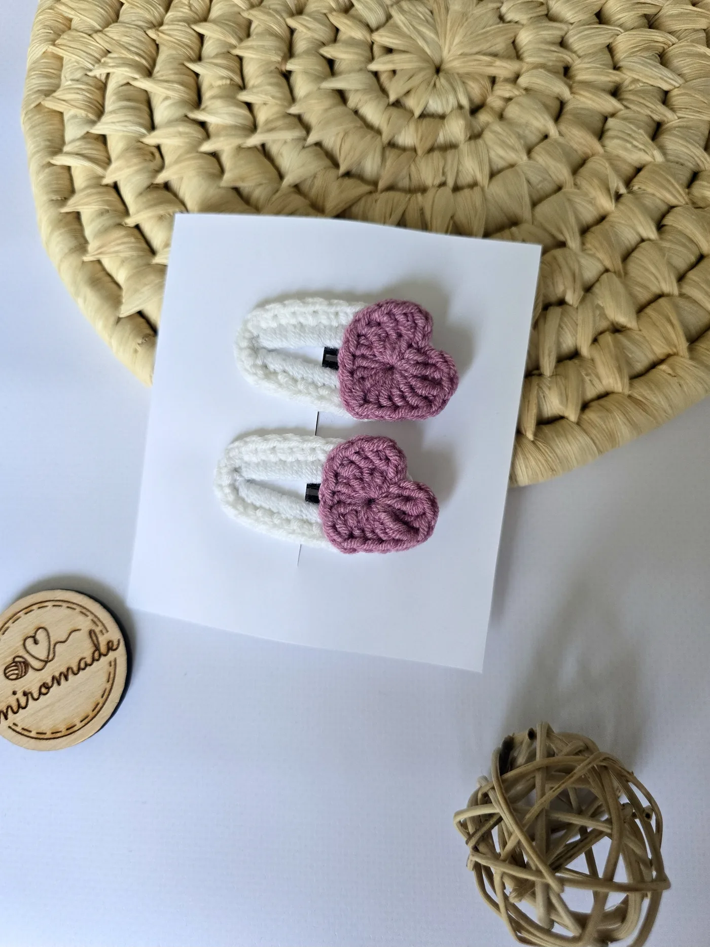 Zwei weisse gehäkelte Haarspangen mit kleinem rosa Herz