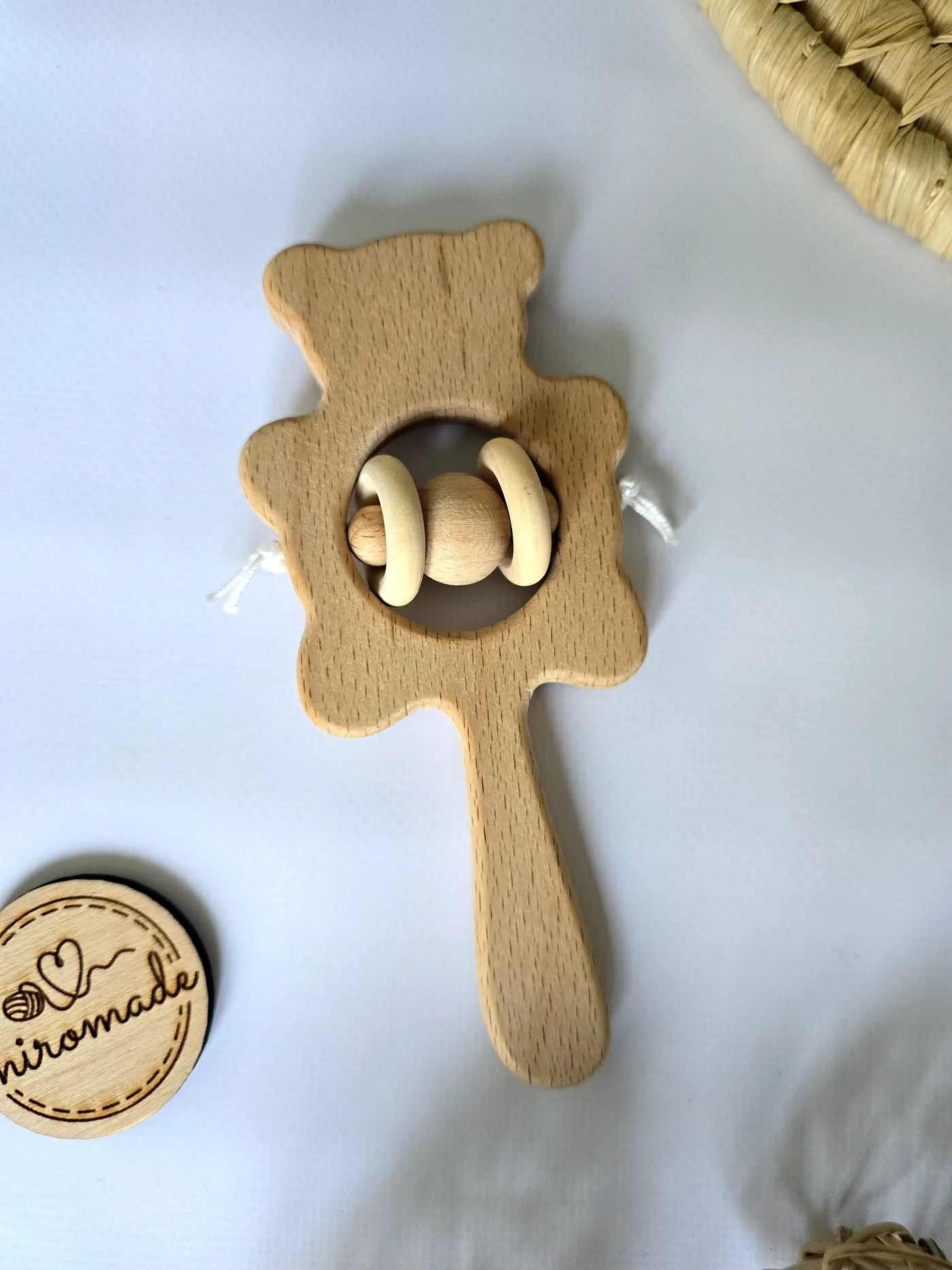Holzrassel in Bärenform aus unbehandeltem Buchenholz mit Holzperlen