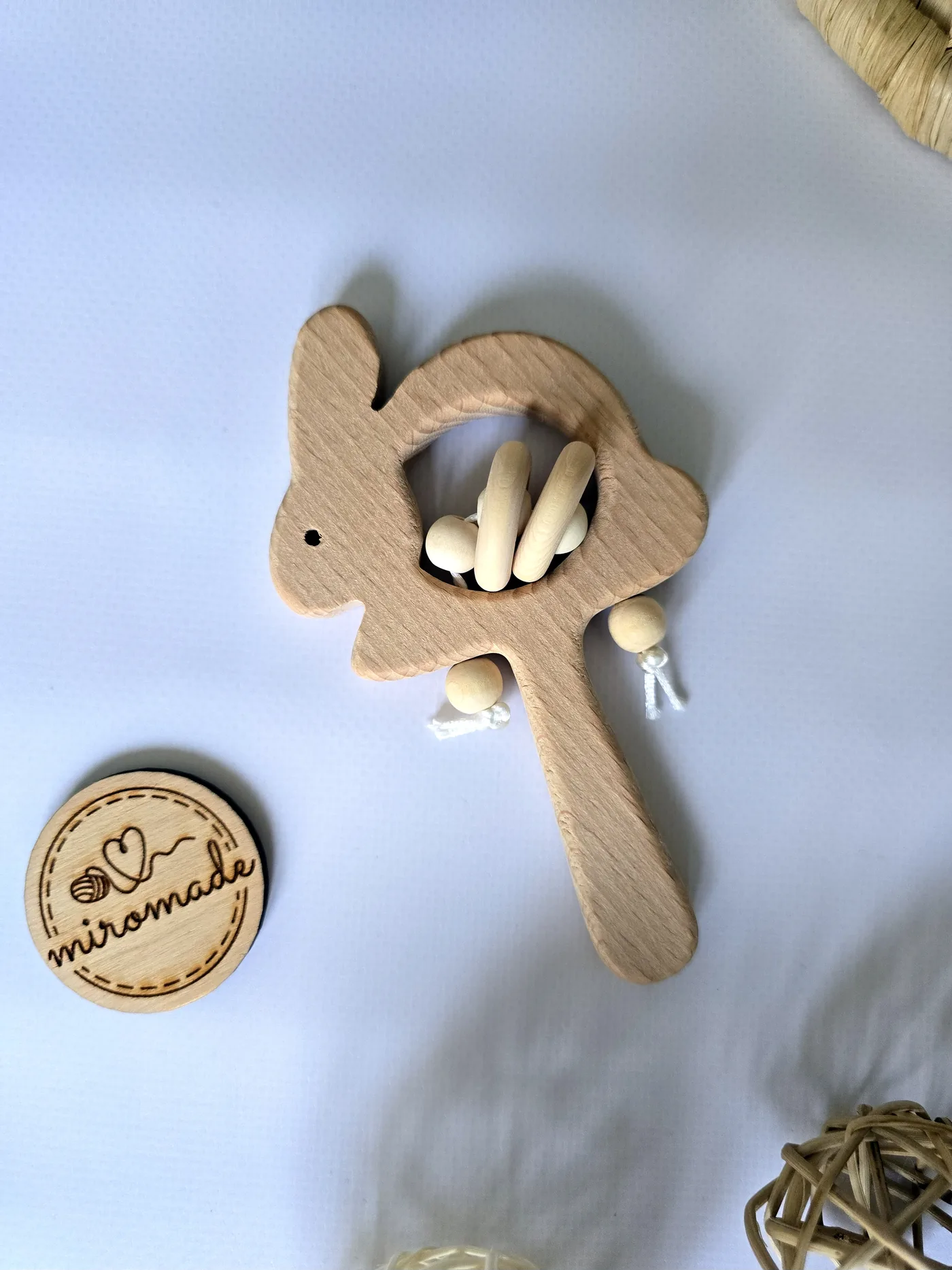 Holzrassel in Hasenform aus unbehandeltem Buchenholz mit Holzperlen