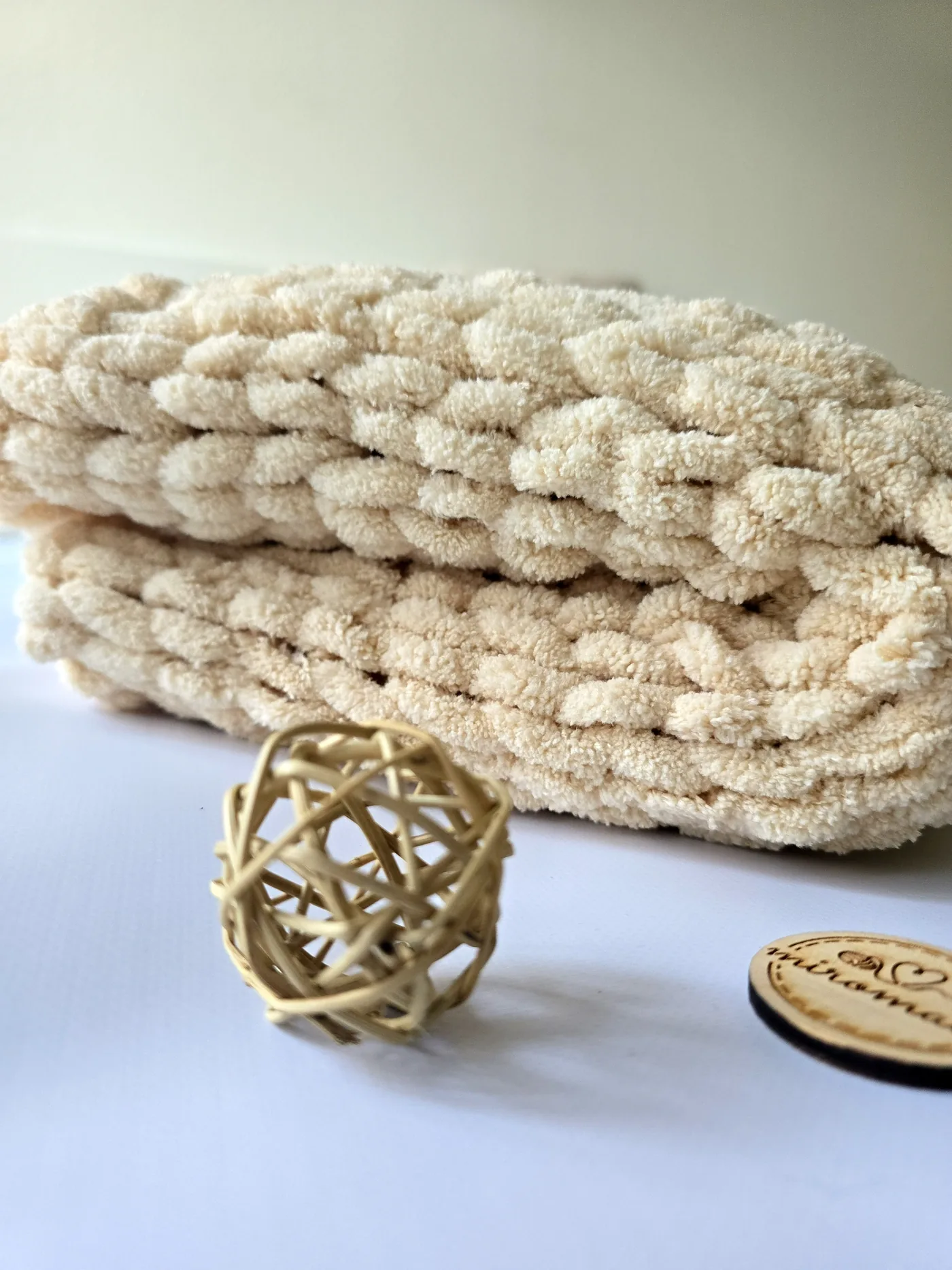 Handgestrickte Babydecke aus Chenille-Plüschgarn in Cremeweiss mit grobem Zopfmuster