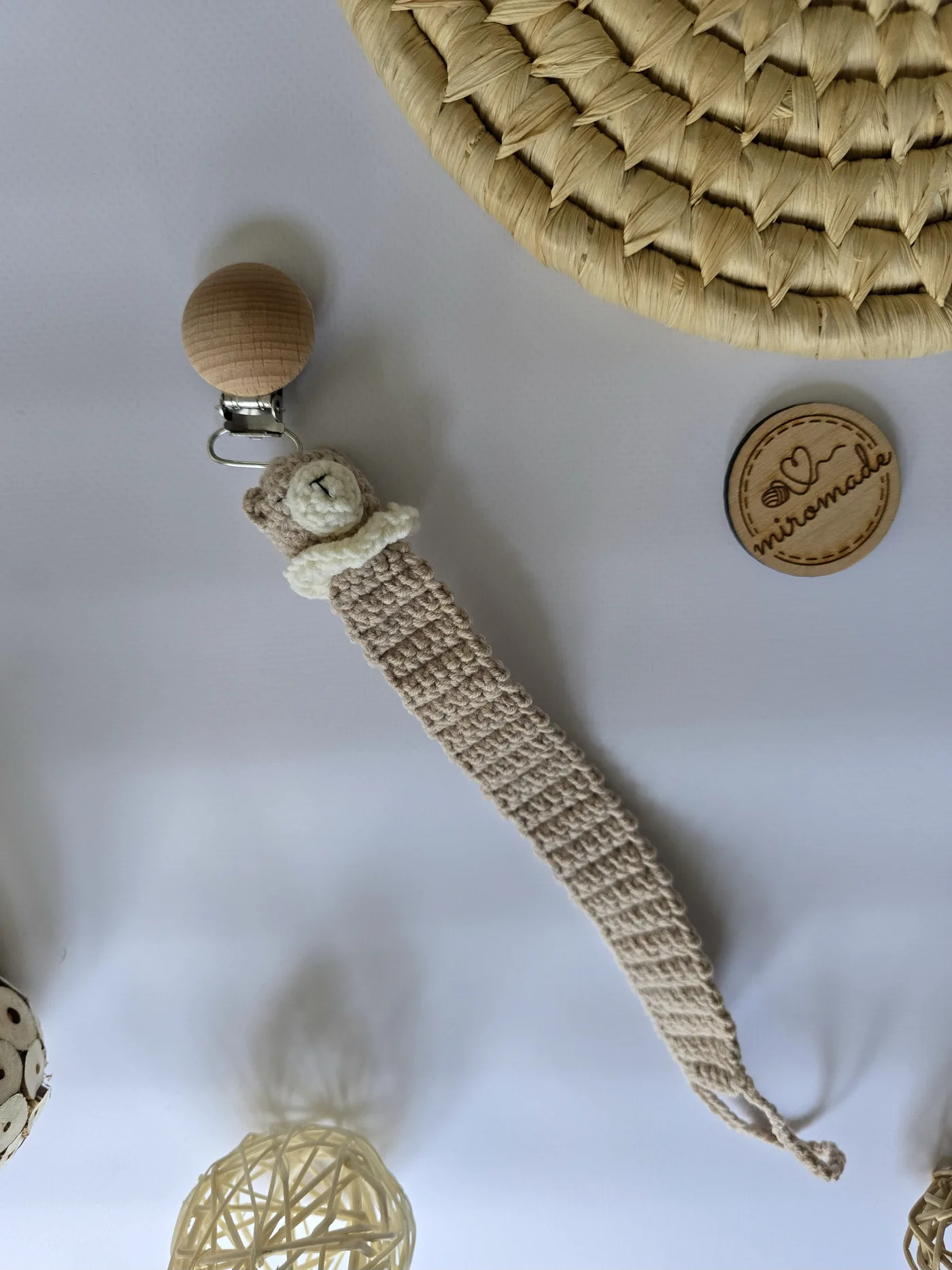 Gehäkelte Schnullerkette in Beige mit Bärchen-Applikation und Holzclip