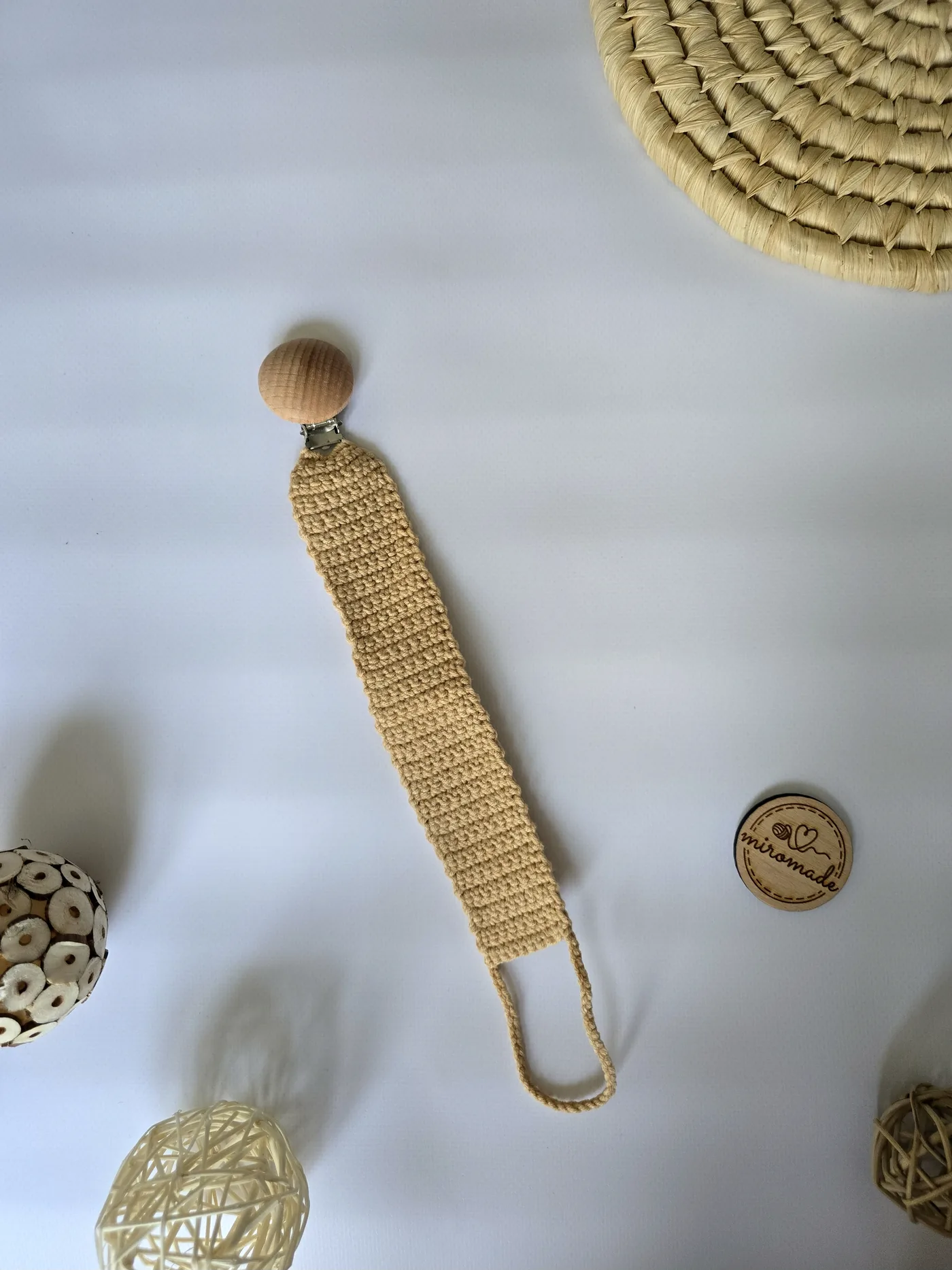 Gehäkelte Schnullerkette, glatt gehäkelt in Beige, mit Buchenholz-Clip