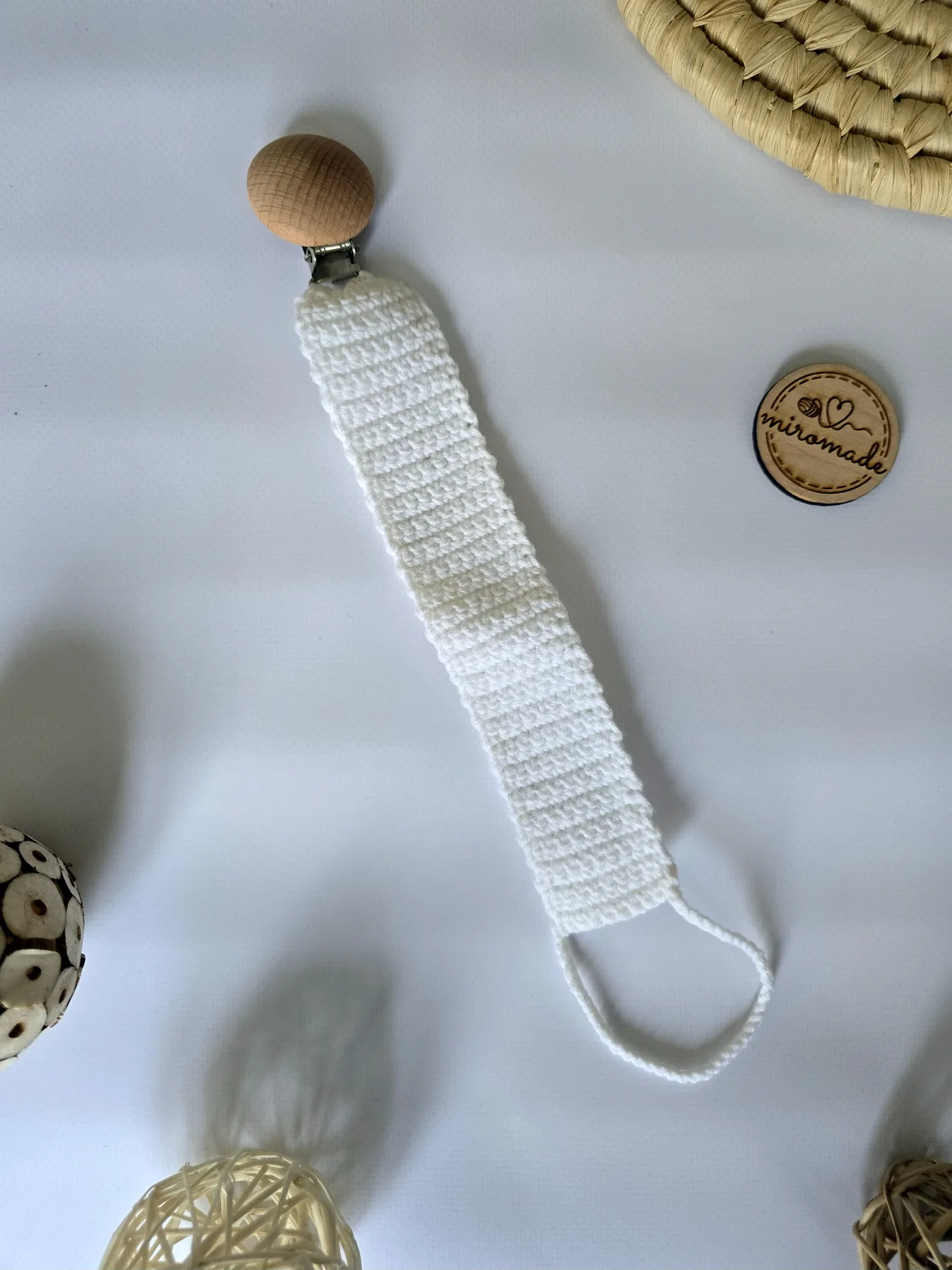 Gehäkelte Schnullerkette, glatt gehäkelt in Weiss, mit Buchenholz-Clip