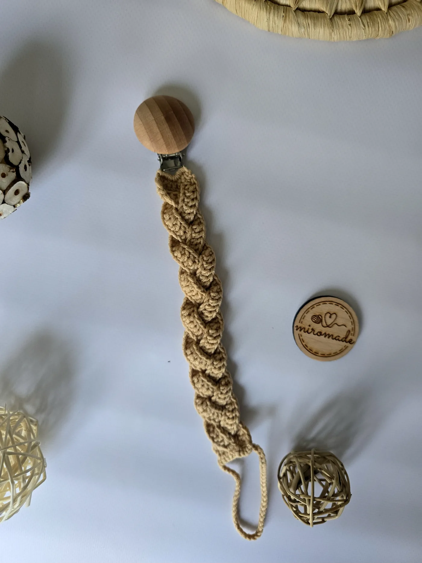 Gehäkelte Schnullerkette, Zopfmuster in Beige, mit Buchenholz-Clip