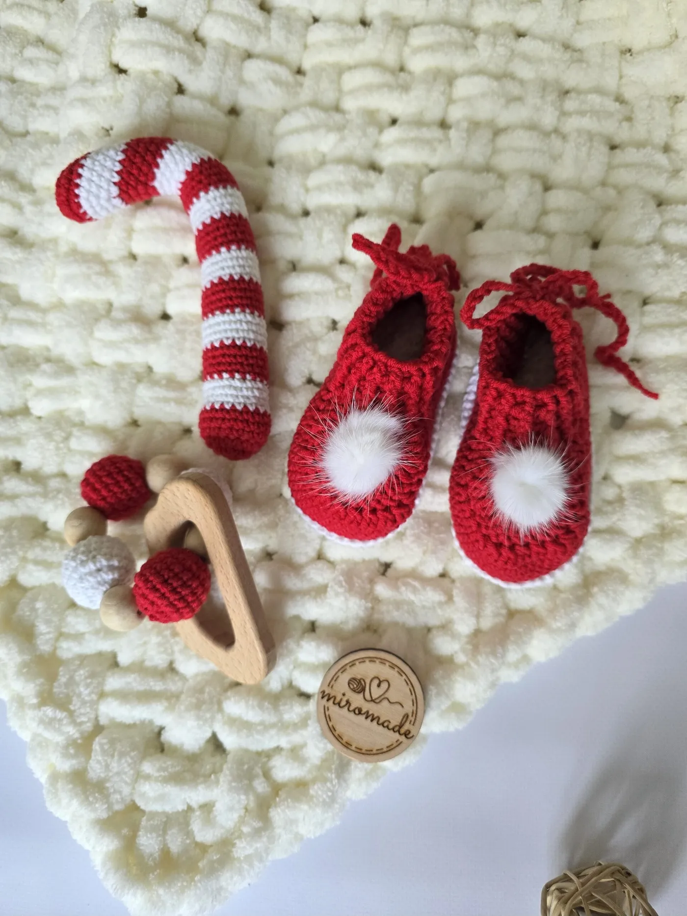 Weihnachts-Set Handgemacht – Babyschuhe, Rassel & Zuckerstange